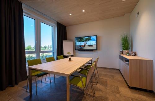 Mainfranken Motel - Anreise rund um die Uhr - Neueröffnung 2023にあるテレビまたはエンターテインメントセンター
