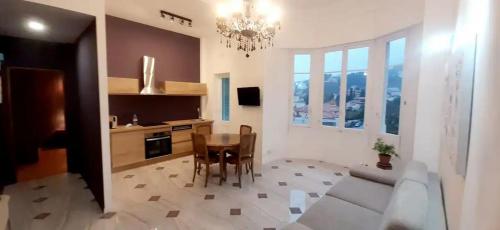 uma sala de estar com um sofá e uma mesa de jantar em Elégant, Lumineux,Central 2pièces à 200m de la mer em Menton
