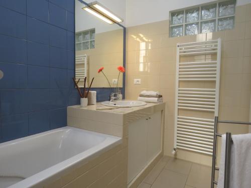 uma casa de banho com uma banheira e um lavatório em Santa Croce Apartments em Bolonha