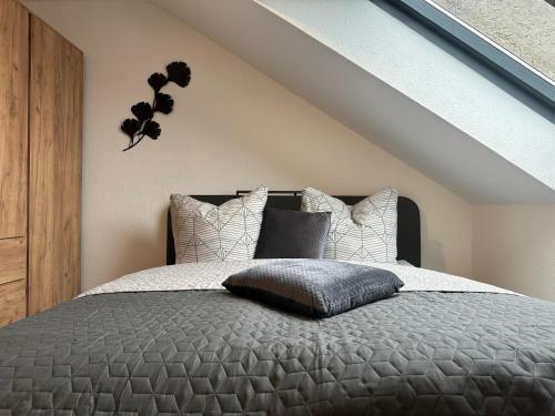 um quarto com uma cama com uma cabeceira preta em Ferienwohnung Zeitz - Weiße Elster Apartment Nr 9 em Zeitz
