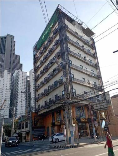 un edificio alto en la esquina de una calle de la ciudad en St. Marvin Studio Makati M503, en Manila
