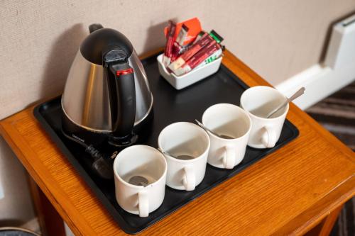 Bridge Inn By Greene King Innsにあるコーヒーまたはお茶