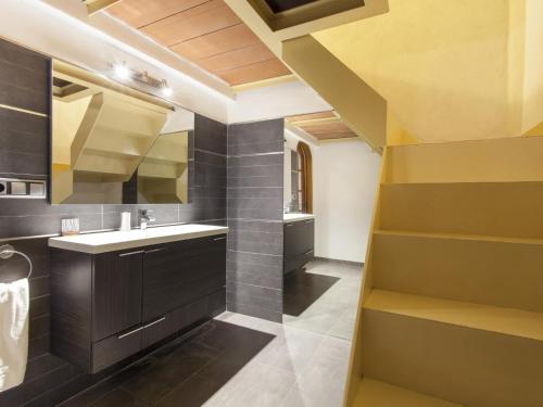 馬略卡島帕爾馬的住宿－Apartamento Sa Calatrava，一间带水槽和镜子的浴室