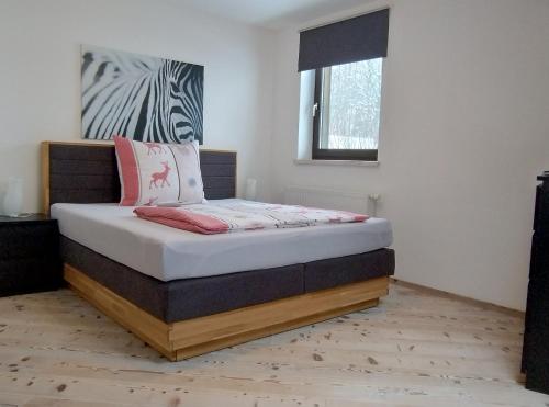 1 dormitorio con 1 cama en una habitación en Ferienwohnung BergTime, en Weißenbach bei Liezen