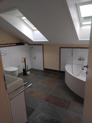 ein Badezimmer mit 2 WCs und einer Badewanne in der Unterkunft Ferienwohnung BergTime in Weißenbach bei Liezen