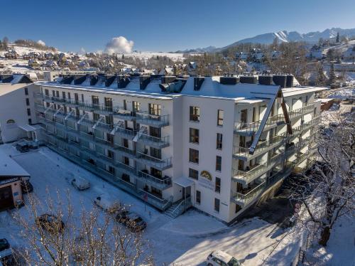 una vista aerea di un edificio nella neve di RentPlanet - Apartamenty Zakopiańskie a Zakopane