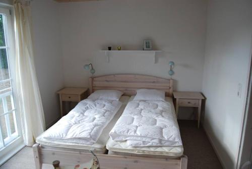 מיטה או מיטות בחדר ב-Ferienhaus Meerblick