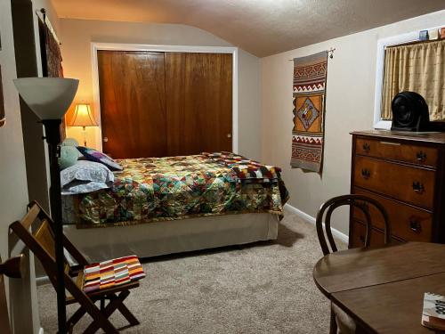 - une chambre avec un lit et une commode dans l'établissement Silver Valley Getaway, à Kellogg
