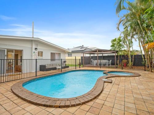 The swimming pool at or close to Southport Oasis 6BR Pool Central