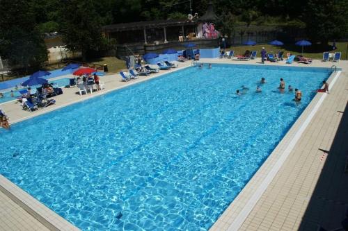una gran piscina con gente en el agua en Gli Aristogatti en Campo Tizzoro