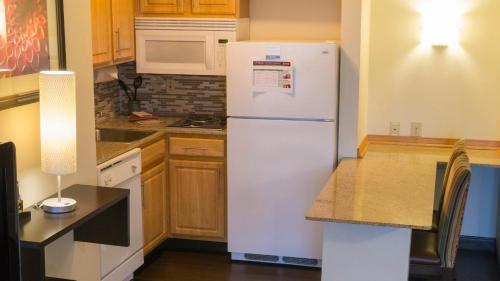 Η κουζίνα ή μικρή κουζίνα στο Staybridge Suites Columbus-Dublin by IHG