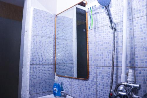 坎帕拉的住宿－Luzira Plaza，一间带镜子和水槽的浴室