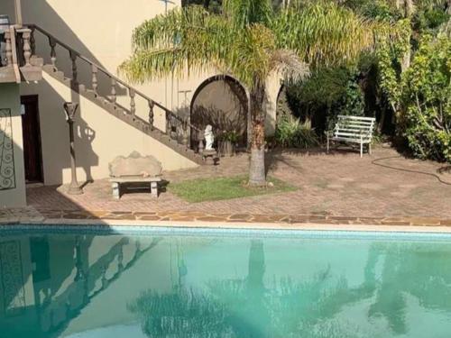 una piscina frente a una casa en Palm Villa, en Sunlands