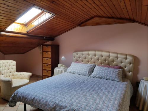 um quarto com uma cama grande e uma clarabóia em Le finestrine em Catânia