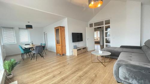 sala de estar con sofá y mesa en Air Apartments 9, en Bremen