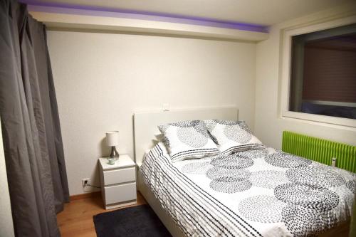 una camera da letto con un letto e una finestra di Anzère, appartement cozy au coeur des Alpes ad Anzère