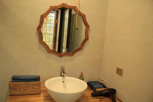 Sóc SơnにあるAnna Little Garden - Homestay Sóc sơnのバスルーム(白い洗面台、鏡付)