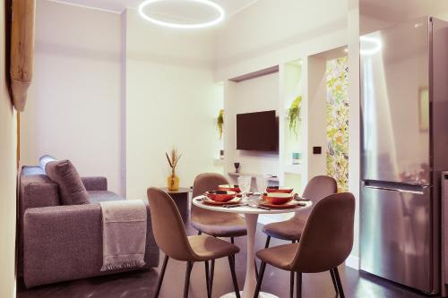 une cuisine et une salle à manger avec une table et des chaises dans l'établissement HL Luxury Apartment - Duomo, Galleria Unione 5, à Milan