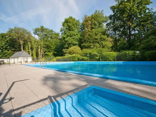een groot zwembad met blauw water bij Recreatiepark de Wrange in Doetinchem