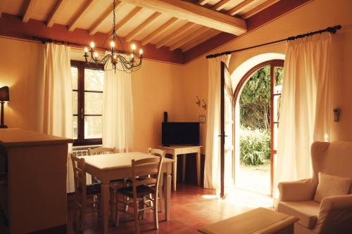 sala de estar con mesa y comedor en Poggio Cornetto en Bibbona