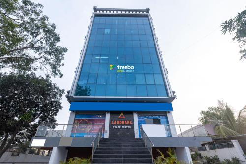 un edificio alto azul con escaleras que conducen a él en Treebo Trend Landmark en Pune