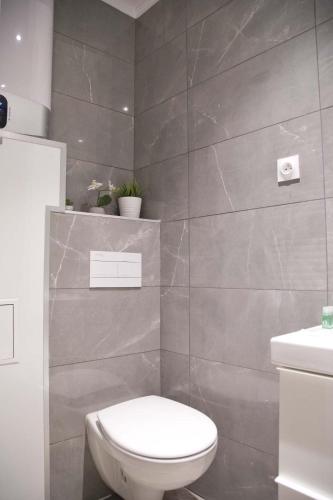 une salle de bain avec toilettes et lavabo dans l'établissement New Modern Saint Germain Paris Center, à Paris