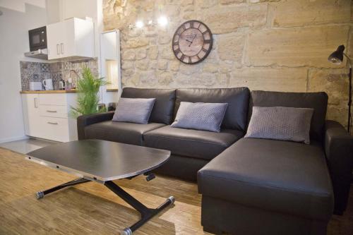 un salon avec un canapé et une table dans l'établissement New Modern Saint Germain Paris Center, à Paris