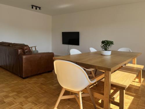 uma sala de estar com uma mesa de madeira e um sofá em Ferienwohnung nähe Montabaur A3 