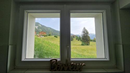 Vista generica sulle montagne o vista sulle montagne dall'interno dell'appartamento