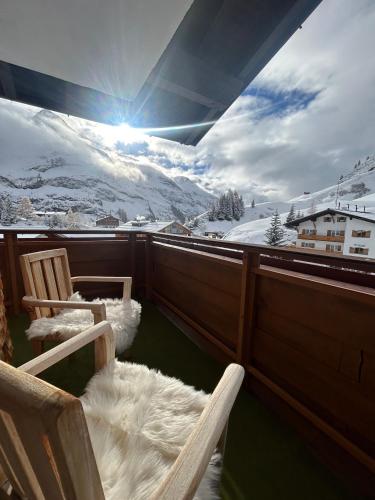 balcone con 2 sedie e vista sulle montagne di Haus Wallis by stayFritz - Ski-In Ski-Out Apartments am Arlberg a Warth am Arlberg