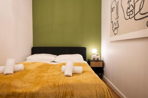 Katil atau katil-katil dalam bilik di Fully renovated 2-room central apartment