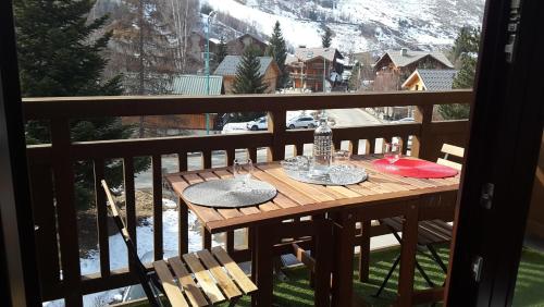 einen Tisch auf einem Balkon mit Bergblick in der Unterkunft Studio douillet aux deux Alpes in Les Deux Alpes