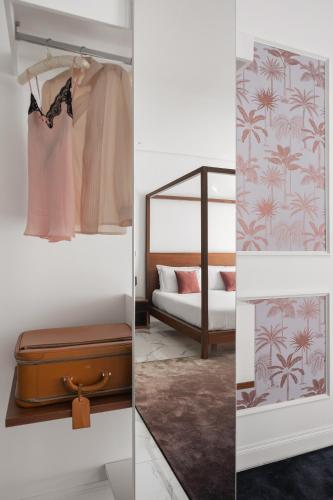 Una cama o camas en una habitación de Palazzo Sovrana Serviced Luxury Apartments