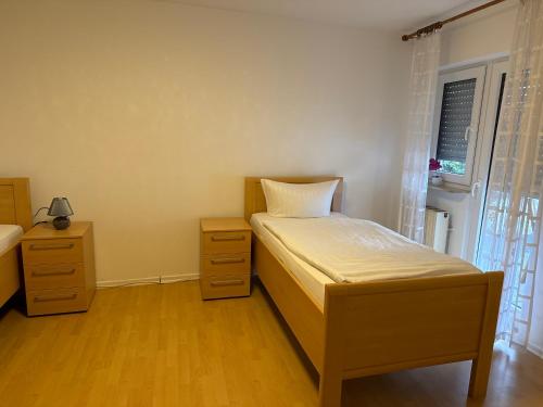 1 dormitorio pequeño con 1 cama y 2 mesitas de noche en Ferienhaus Seilerbahn 17, en Vallendar