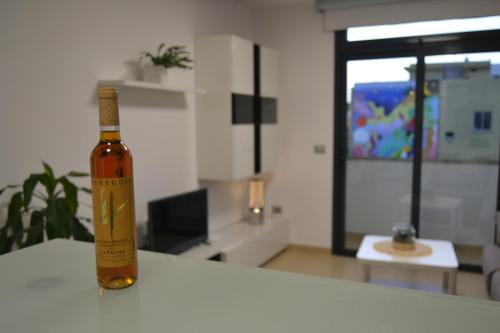 una botella de vino encima de una mesa en LEOAN,sL, en Los Llanos de Aridane
