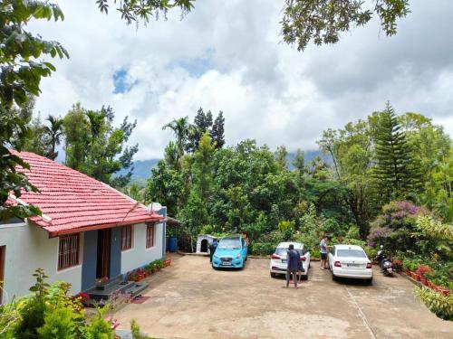 奇克马格尔Vintage Retreat 1970's的一群人站在停着汽车的房子外面