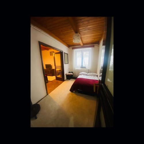 a small bedroom with a bed and a window at Pensiunea Nick in Sinaia