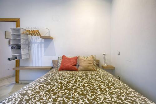 Säng eller sängar i ett rum på Cozy Getaway in Madrid