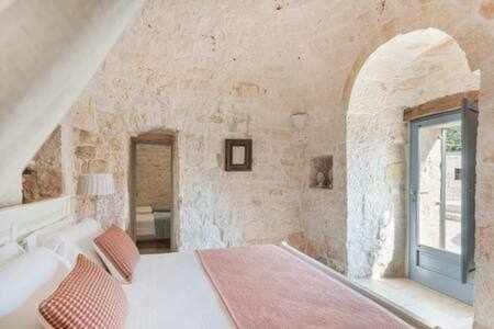 Postel nebo postele na pokoji v ubytování Magnificent Stefanos Trulli