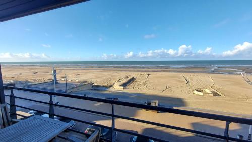 - une vue sur la plage et l'océan dans l'établissement Zeedijk Koksijde, à Coxyde