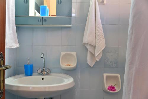 Ένα μπάνιο στο Feeloxenia Corfu Apartments