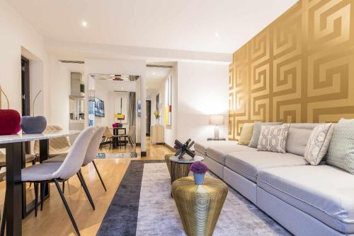 - un salon avec un canapé et une table dans l'établissement Luxury apartment in the center Gran Via Colon, à Madrid
