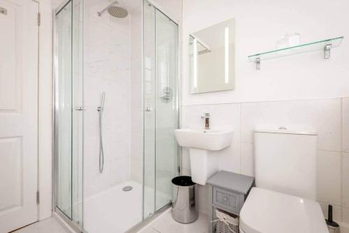 ein Bad mit einer Dusche, einem WC und einem Waschbecken in der Unterkunft Luxury Penthouse Apartment on South Street in St Andrews