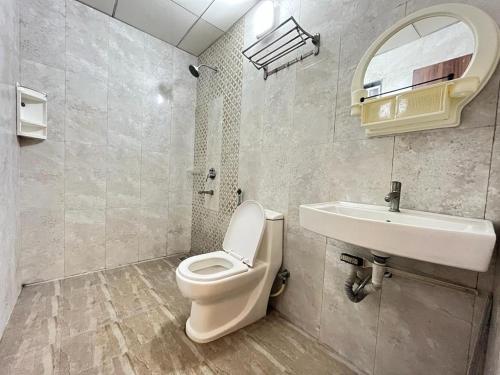 ein Bad mit einem WC und einem Waschbecken in der Unterkunft Ponneri Gymkhana Club in Ponneri