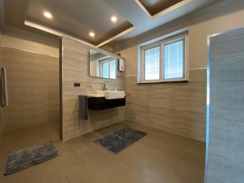 ein Bad mit einem Waschbecken und einem Spiegel in der Unterkunft Sutalawadee Resort in Ban Prasat