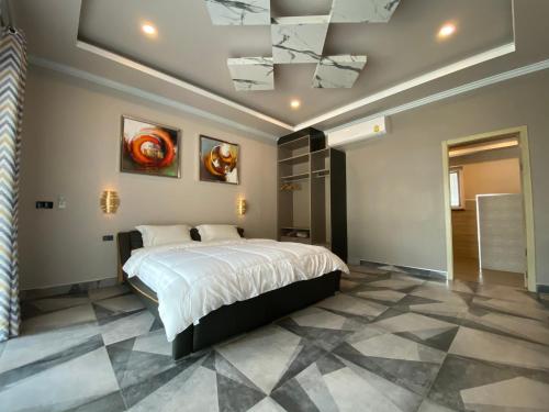 Ban PrasatにあるSutalawadee Resortのタイルフロアのベッドルーム1室(大型ベッド1台付)