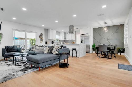 Kuchyň nebo kuchyňský kout v ubytování Casa Rosa 3 Bed 2 Bath with Pool & BBQ 5 Min to Beach