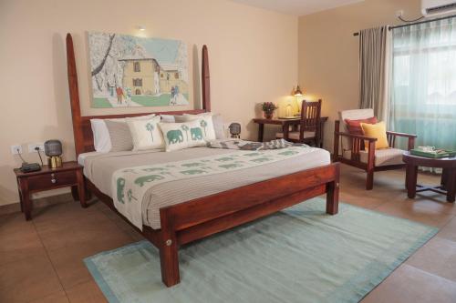 um quarto com uma cama grande num quarto em Dutch Manor Boutique Hotel em Cochin