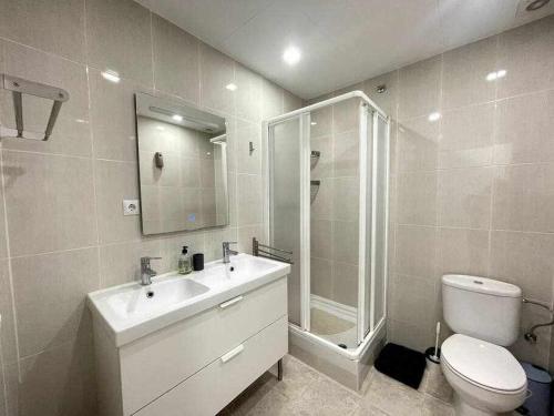 Koupelna v ubytování Macarelleta Apartamento con piscina