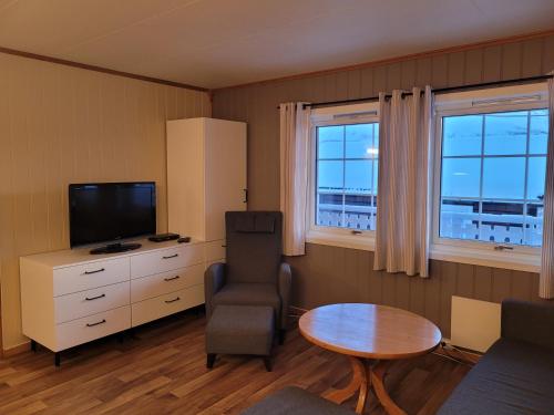 sala de estar con TV y mesa en Lapphaugen Turiststasjon, en Tennevoll